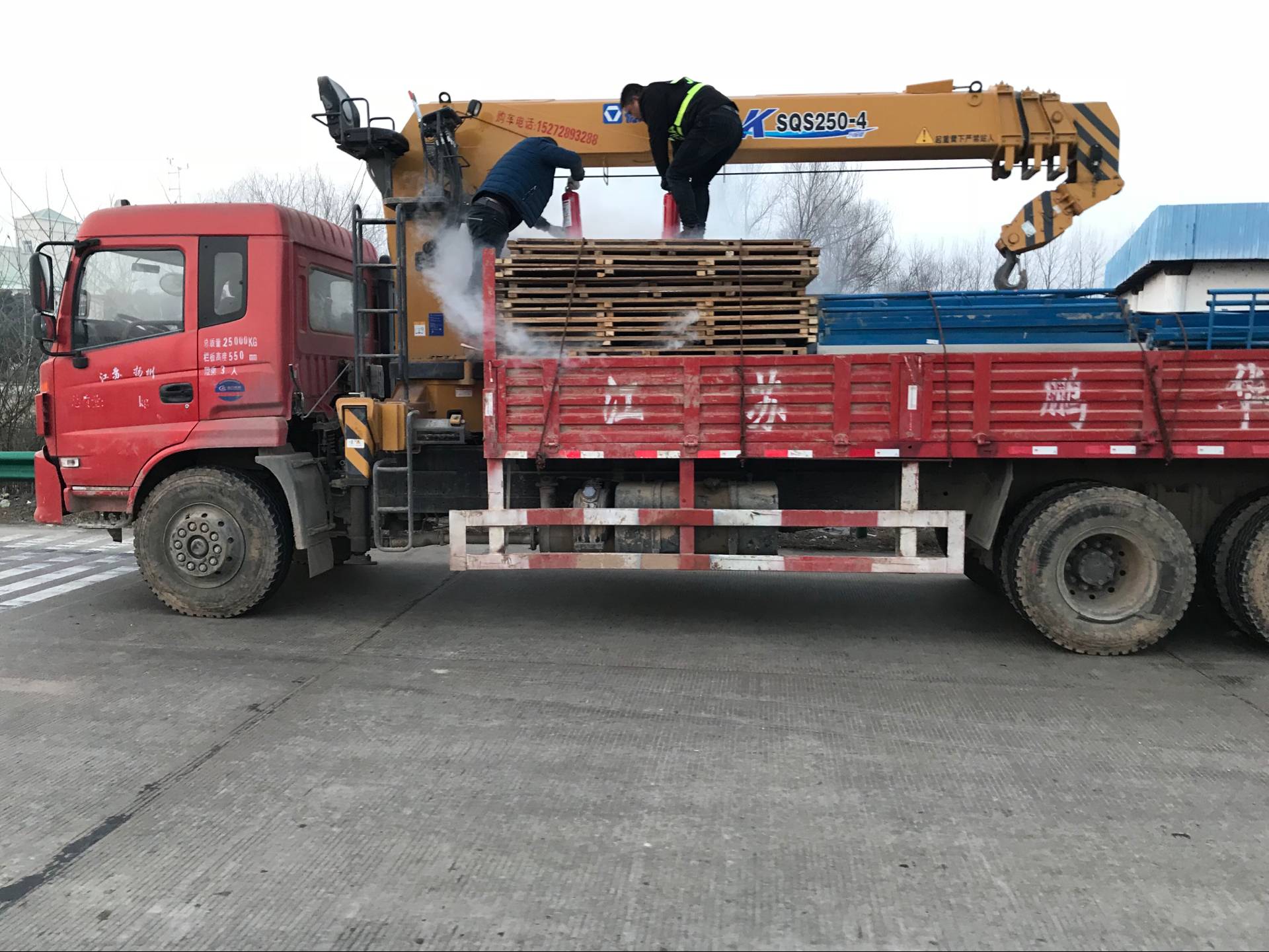 收费员变身消防员 灭火解危难